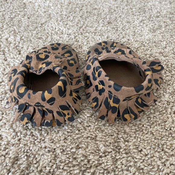 Baby girl toddler cheetah neutral leopard moccasins shoes - Picture 2 of 10